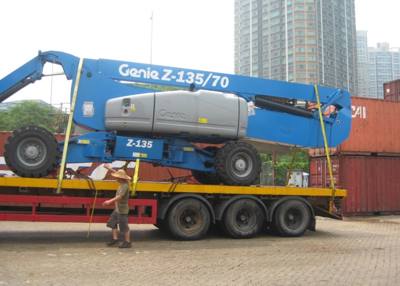 這輛藍(lán)色的進(jìn)口“怪獸”被捆綁后，運(yùn)走了！