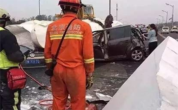 運(yùn)輸佛像的大車(chē)側(cè)翻，佛像摔斷，引發(fā)大堵車(chē)