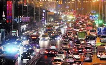 大件設(shè)備運(yùn)輸：百臺(tái)營(yíng)運(yùn)車(chē)輛保旅游節(jié)安全運(yùn)輸