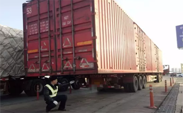 大件超限大貨車為逃處罰大清早下高速，不想民警提前上了班...