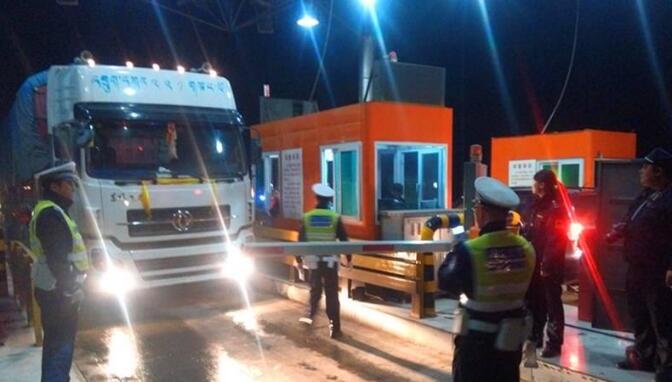 “戲精”司機(jī)沖關(guān)逃費(fèi)，被查后懊悔不已