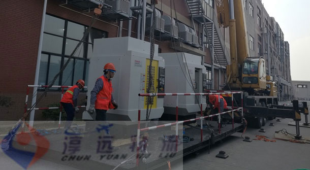 機床運輸途中吊裝現(xiàn)場
